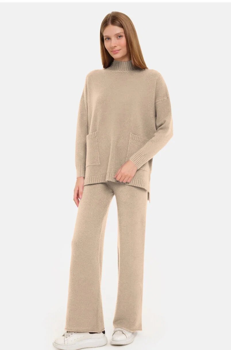 Shopika Compleu cu pantaloni si pulover cu gat semiinalt si buzunare din tricotaj fin bej