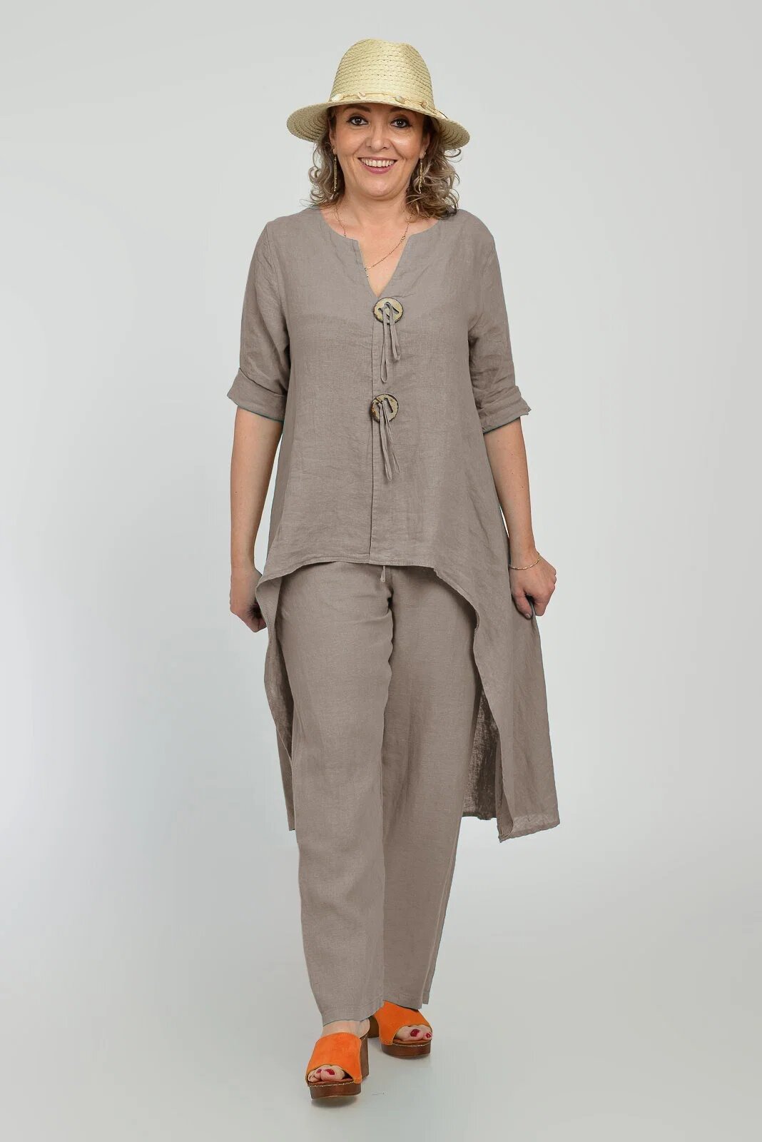 Shopika Compleu din in cu nasturi decorativi cu pantaloni si bluza tunica mai lunga in spate bej inchis