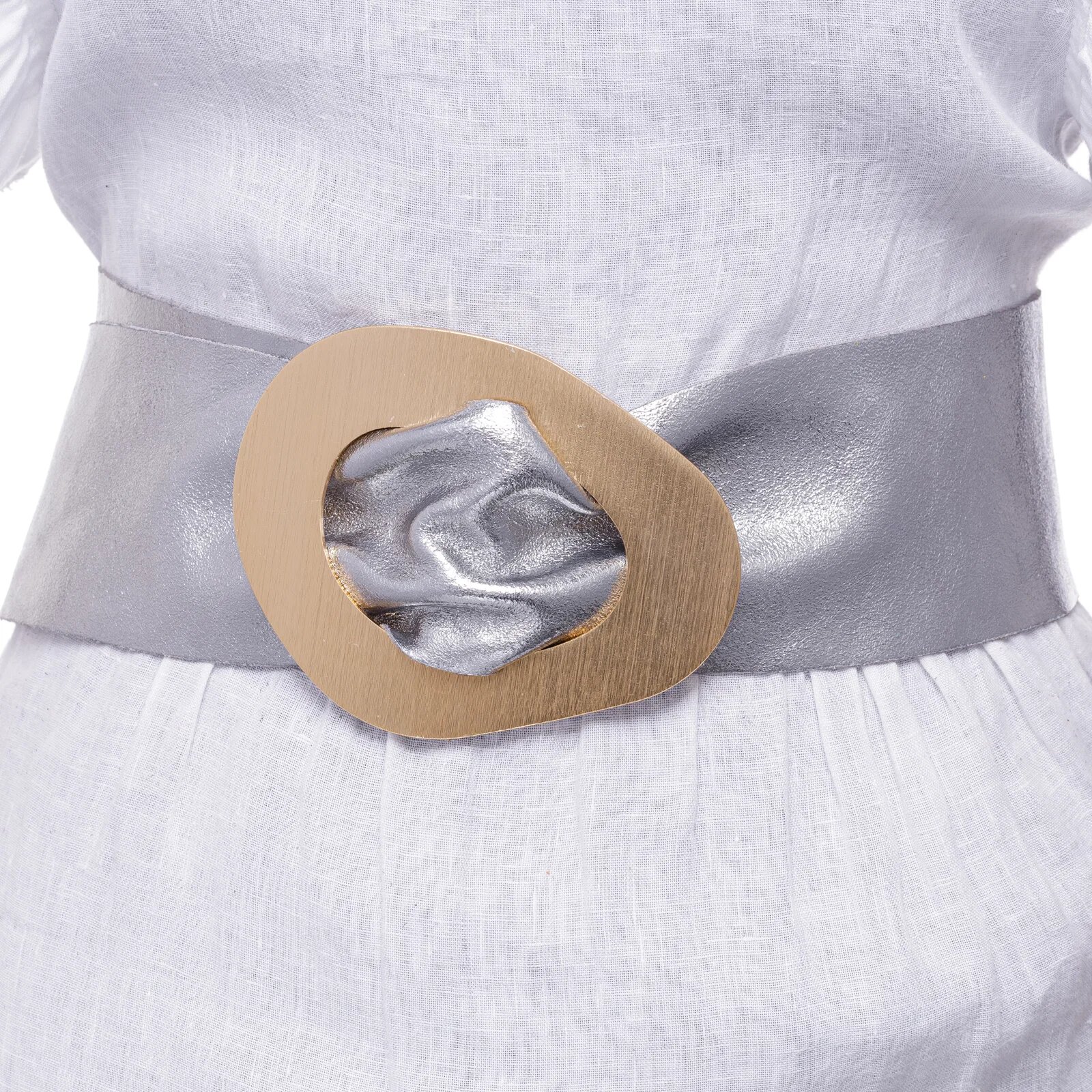 Shopika Curea argintie din piele naturala cu latime de 8 cm catarama aurie neregulata