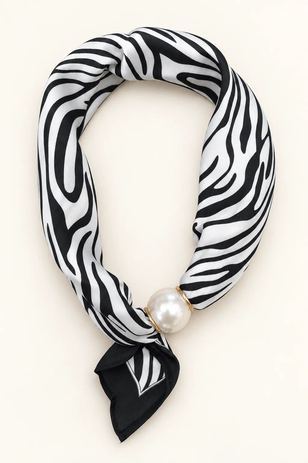 Shopika Esarfa colier satinata cu perla decorativa si inchidere magnetica imprimeu animal print - zebra alb