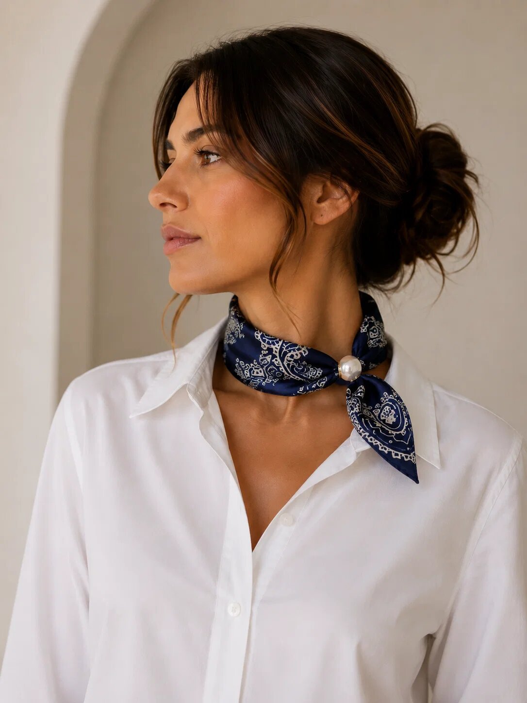 Shopika Esarfa colier satinata cu perla decorativa si inchidere magnetica imprimeu floral alb pe fond albas