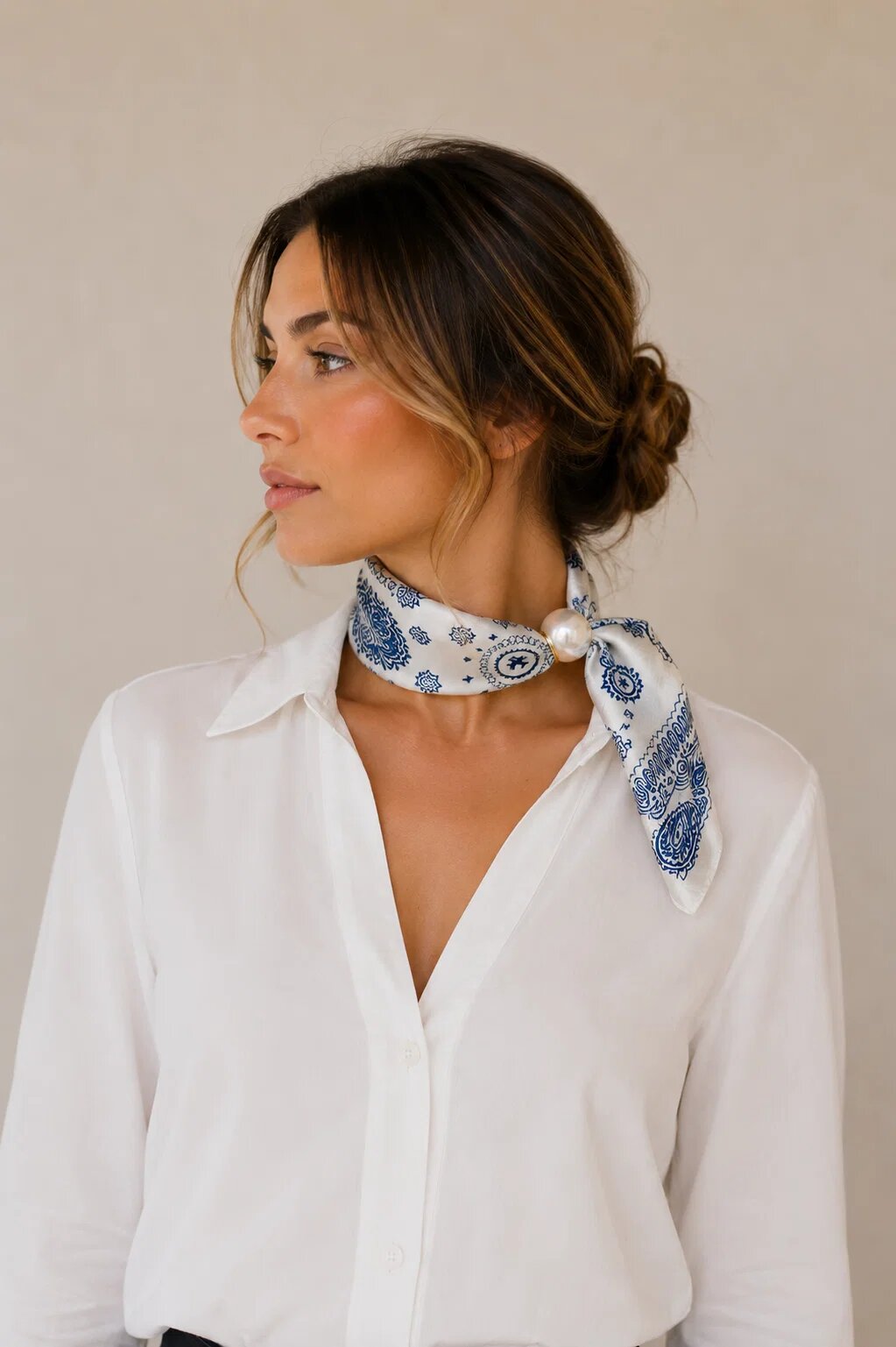 Shopika Esarfa colier satinata cu perla decorativa si inchidere magnetica imprimeu floral albastru pe fond