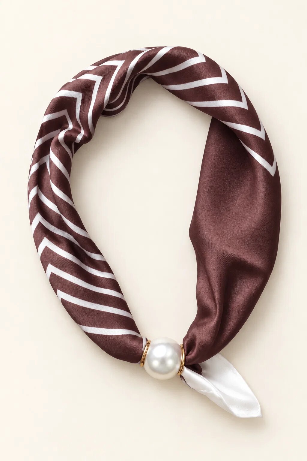 Shopika Esarfa colier satinata cu perla decorativa si inchidere magnetica imprimeu geometric alb pe fond ma