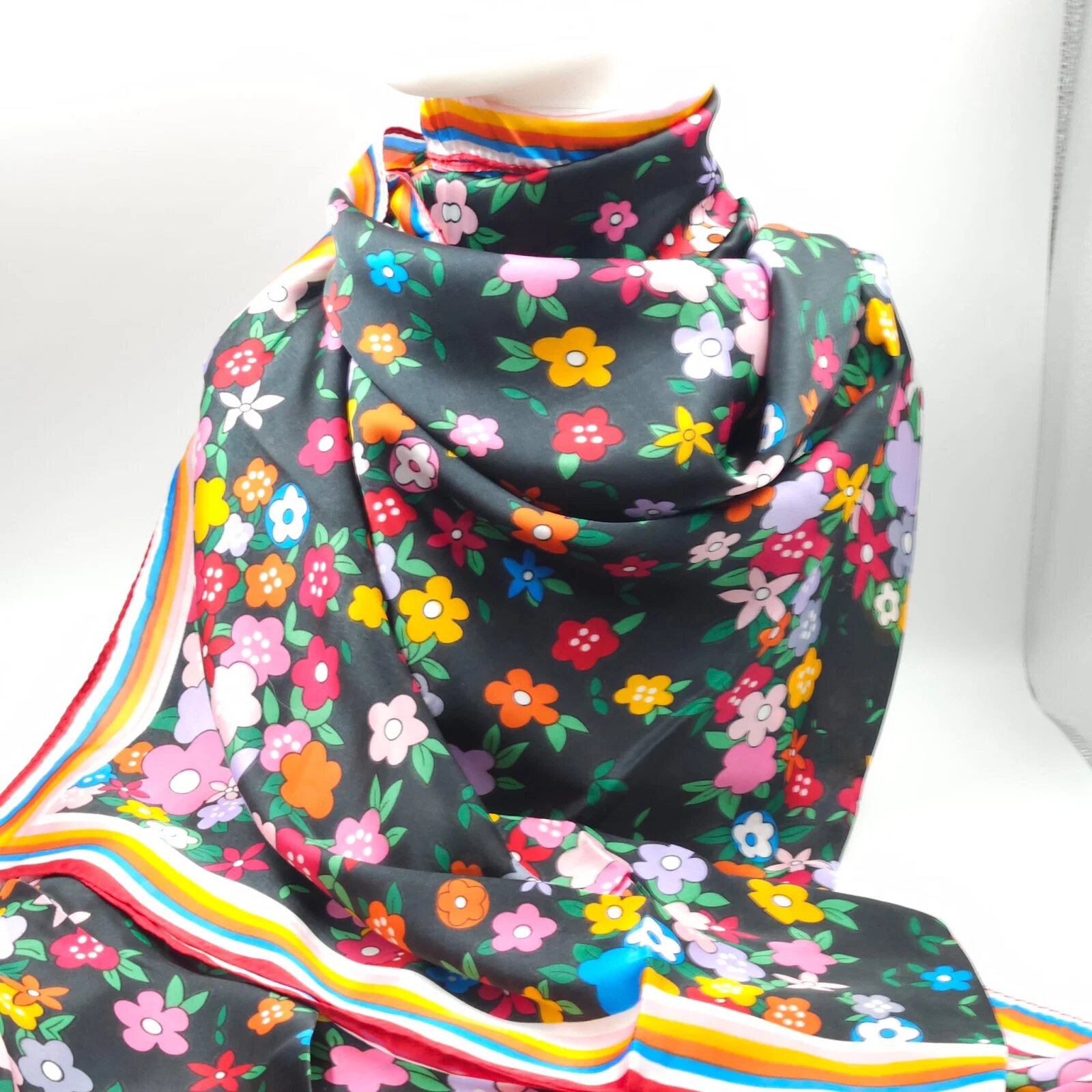 Shopika Esarfa dreptunghiulara tip pareo cu imprimeu floral multicolor pe fond negru