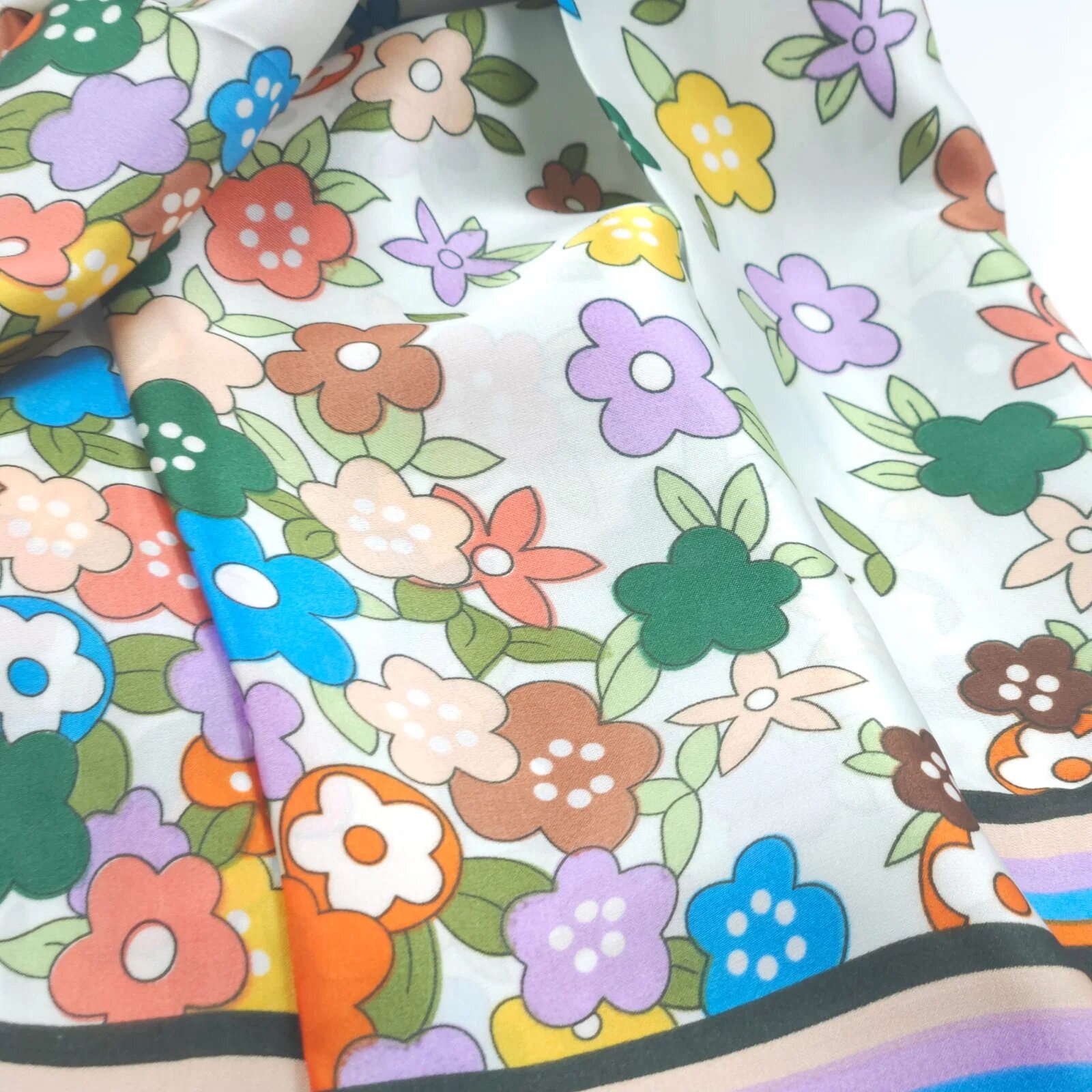 Shopika Esarfa dreptunghiulara tip pareo cu imprimeu floral multicolor pe fond vernil