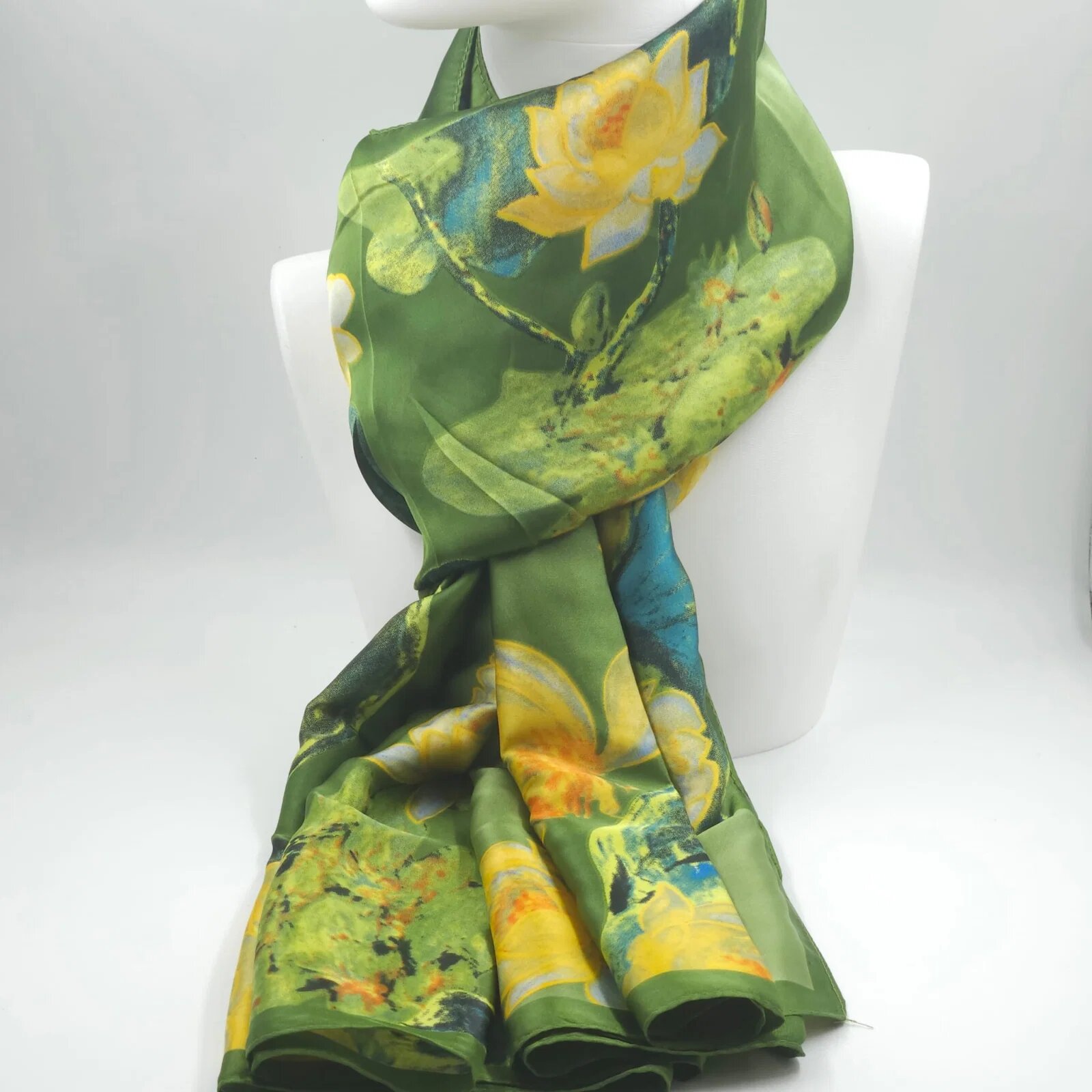 Shopika Esarfa dreptunghiulara tip pareo cu imprimeu flori de lotus pe fond verde
