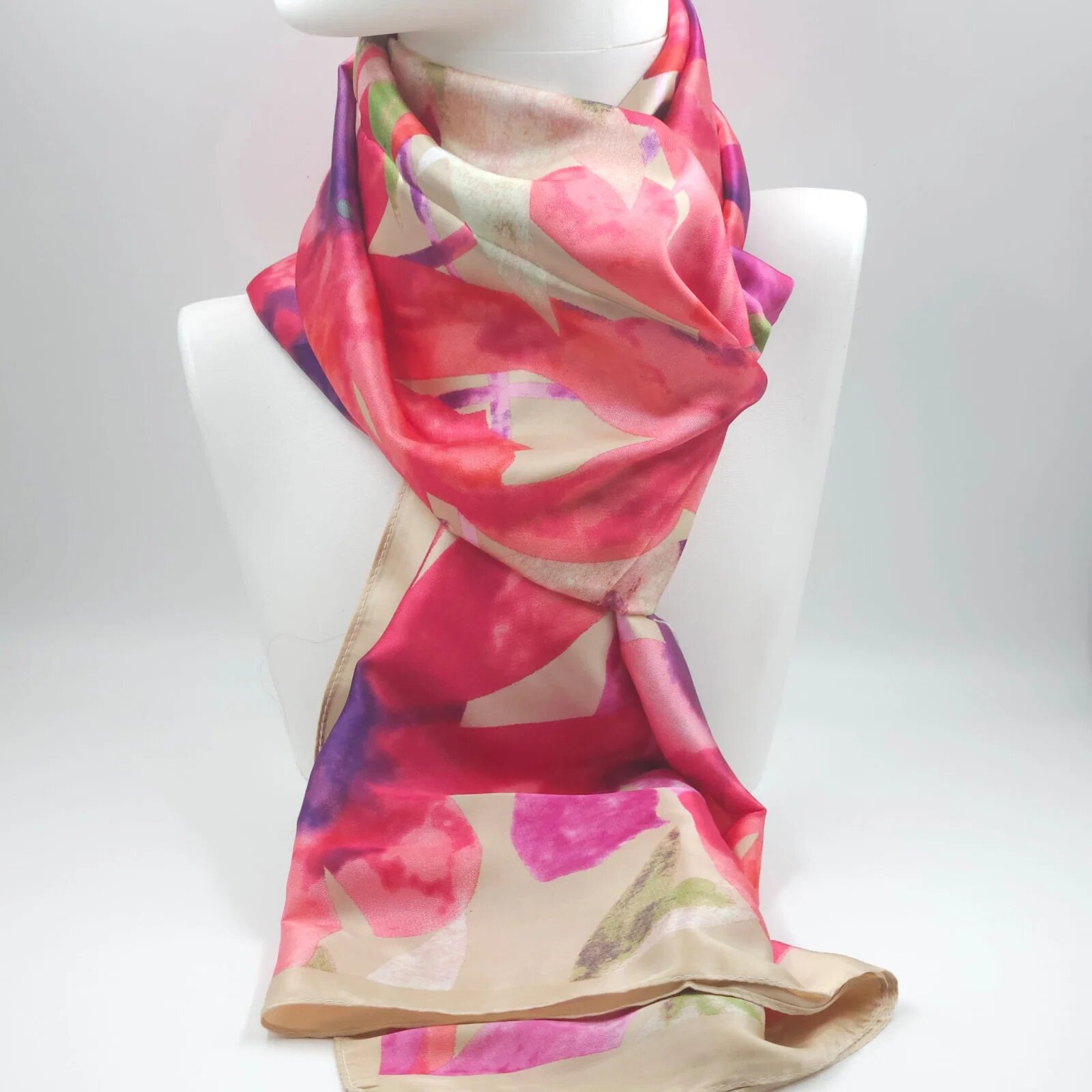 Shopika Esarfa dreptunghiulara tip pareo cu imprimeu flori fucsia pe fond bej