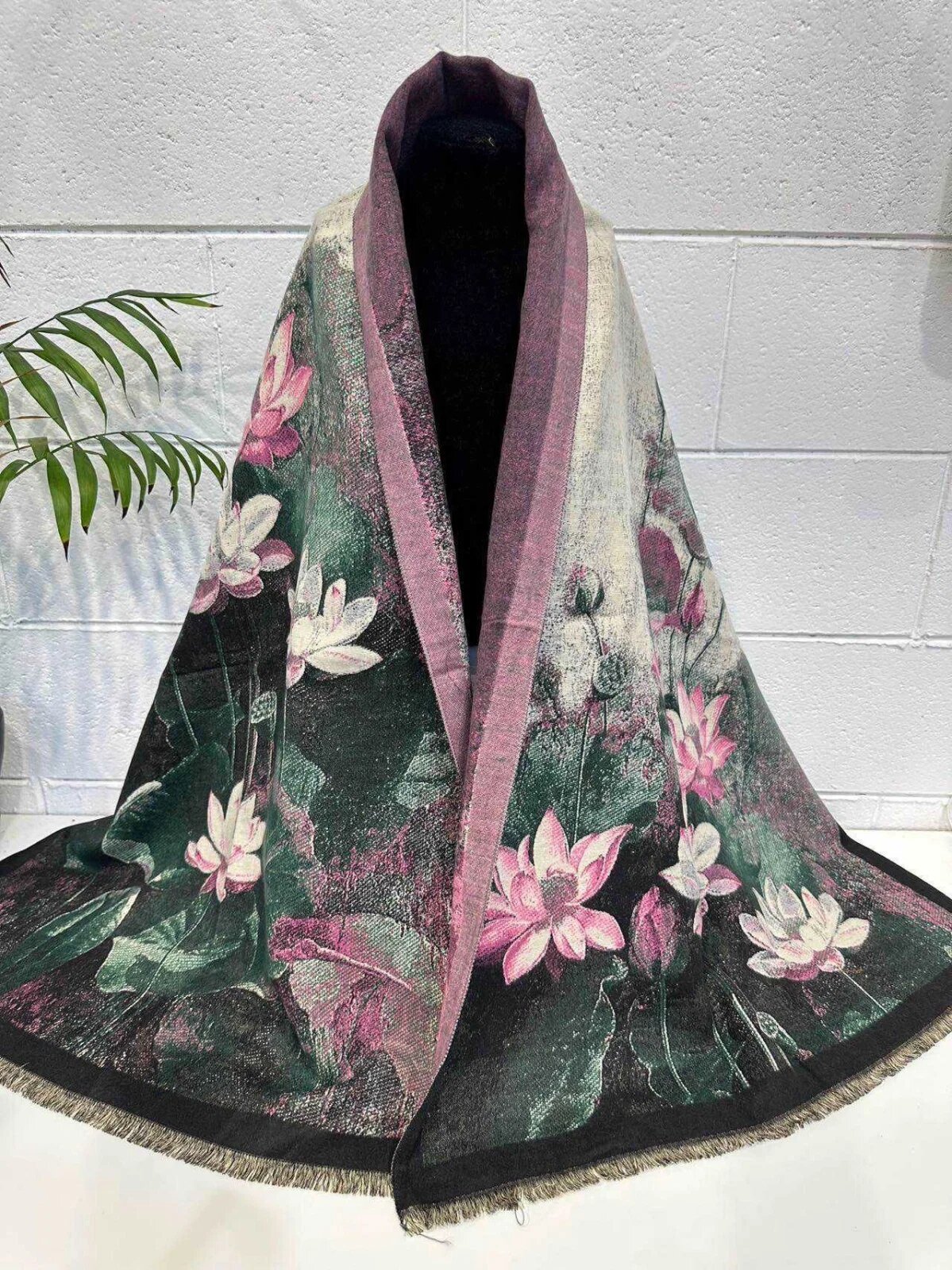 Shopika Esarfa premium din vascoza cu imprimeu floral mov cu alb si negru