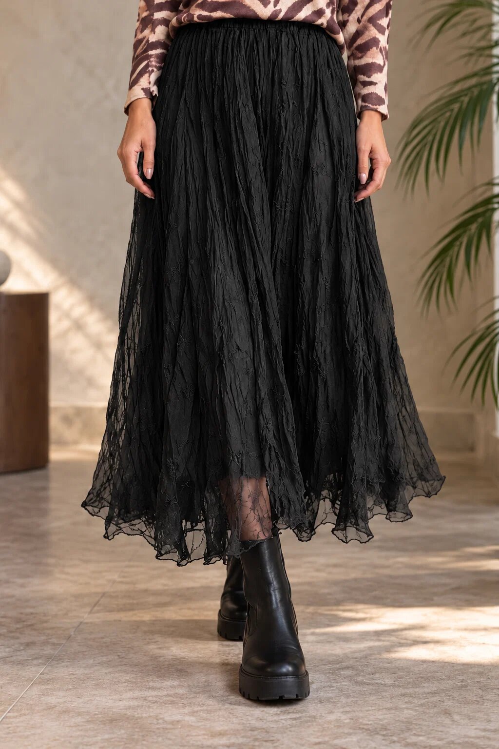 Shopika Fusta lunga din tulle creponat cu volum amplu si efect vaporos neagra