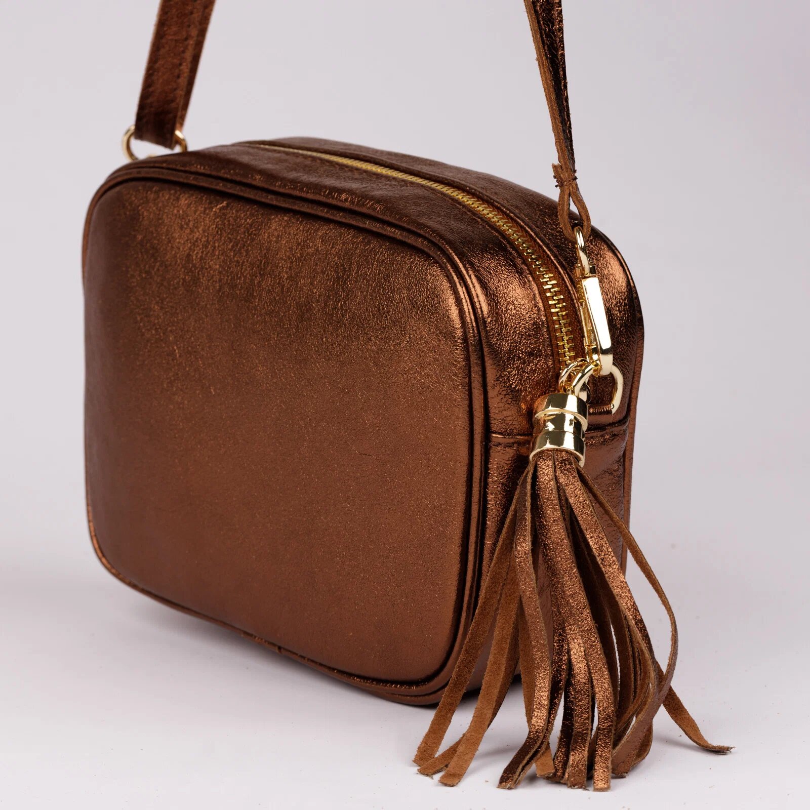 Shopika Geanta crossbody metalizat din piele naturala cu ciucure din piele cupru