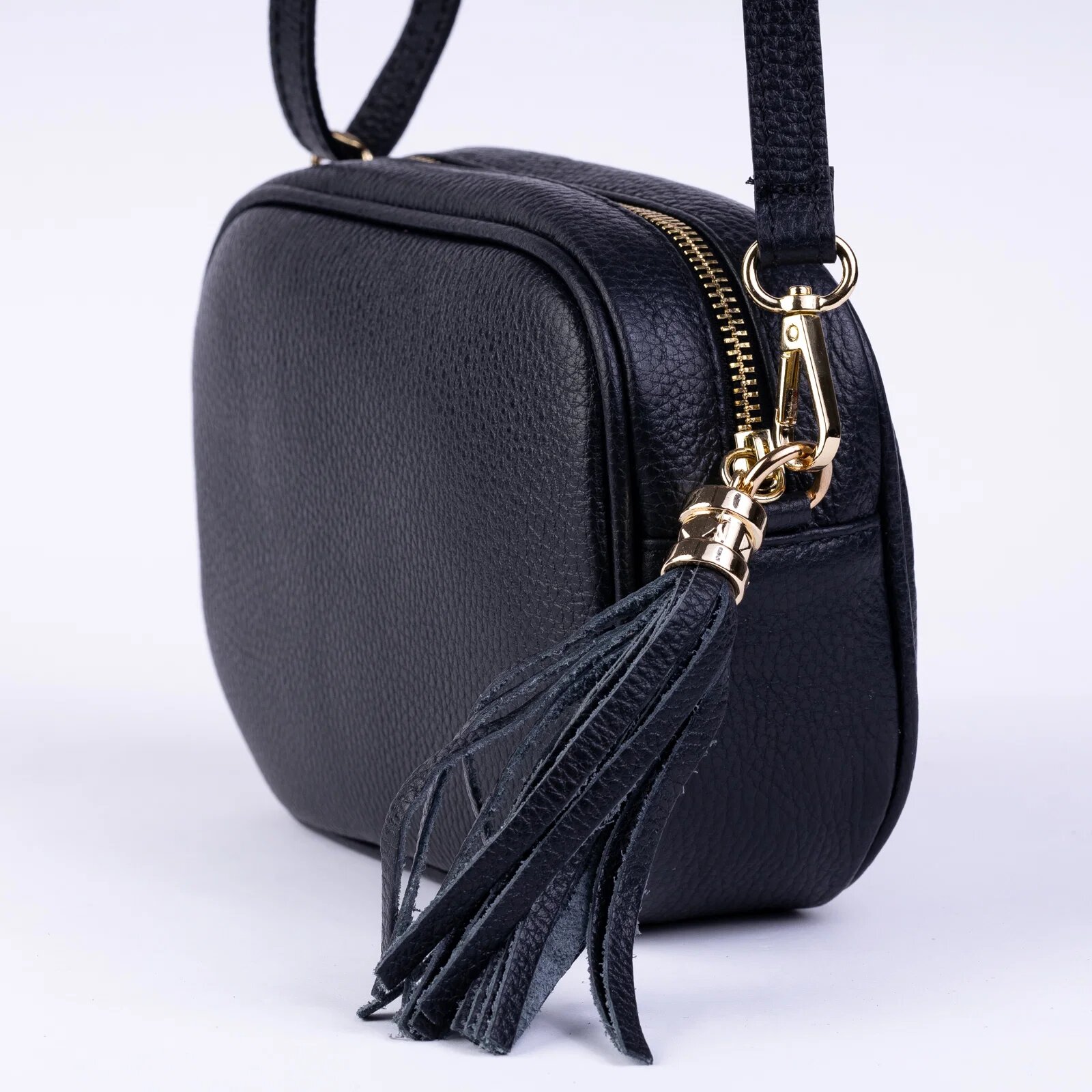 Shopika Geanta crossbody neagra din piele naturala cu ciucure din piele