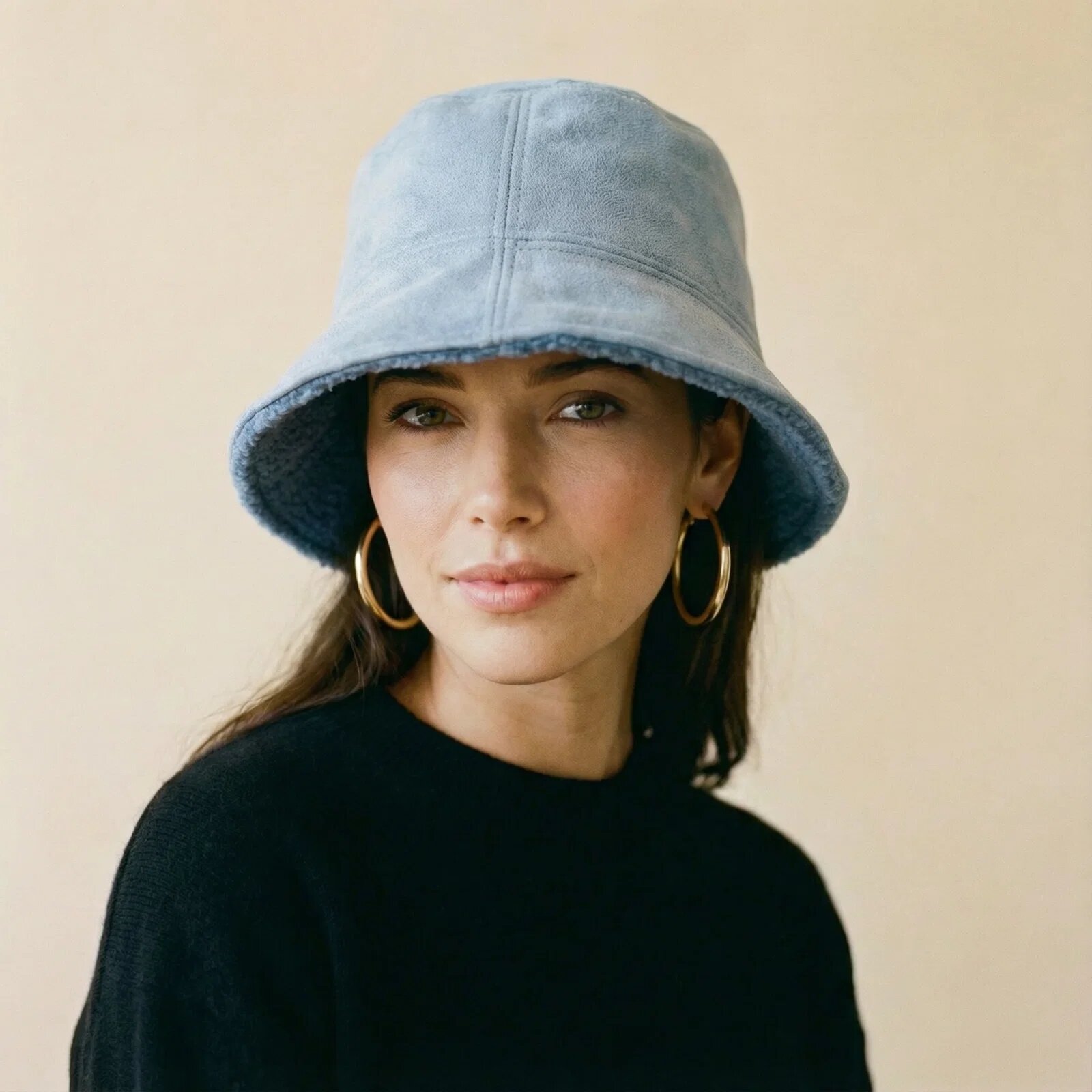 Shopika Palarie clos reversibila cu o fata blanita si o fata catifelata albastru jeans