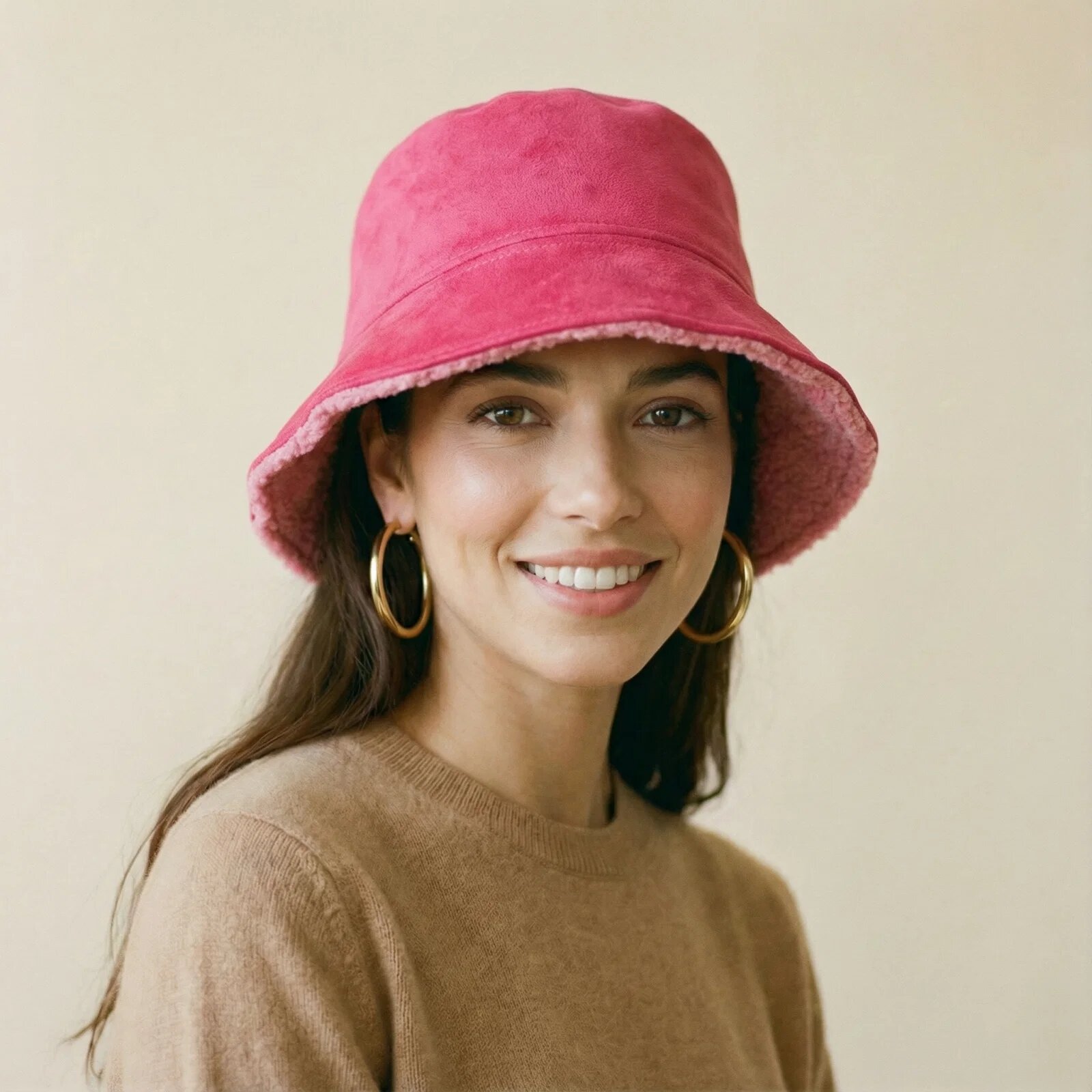 Shopika Palarie clos reversibila cu o fata blanita si o fata catifelata fucsia