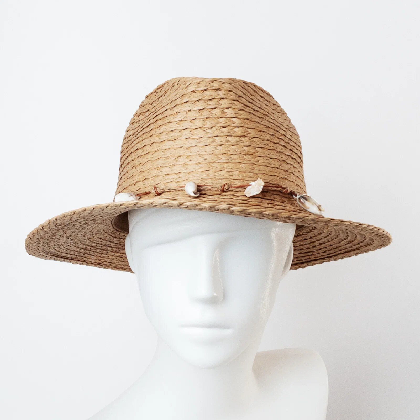Shopika Palarie de paie impletita cu decoratiune din scoici camel