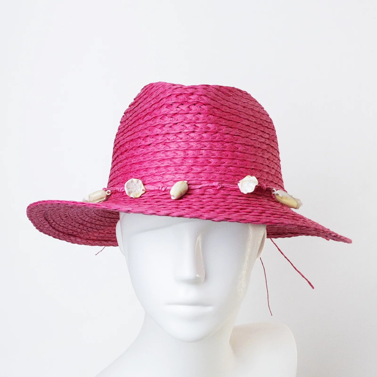 Shopika Palarie de paie impletita cu decoratiune din scoici fucsia