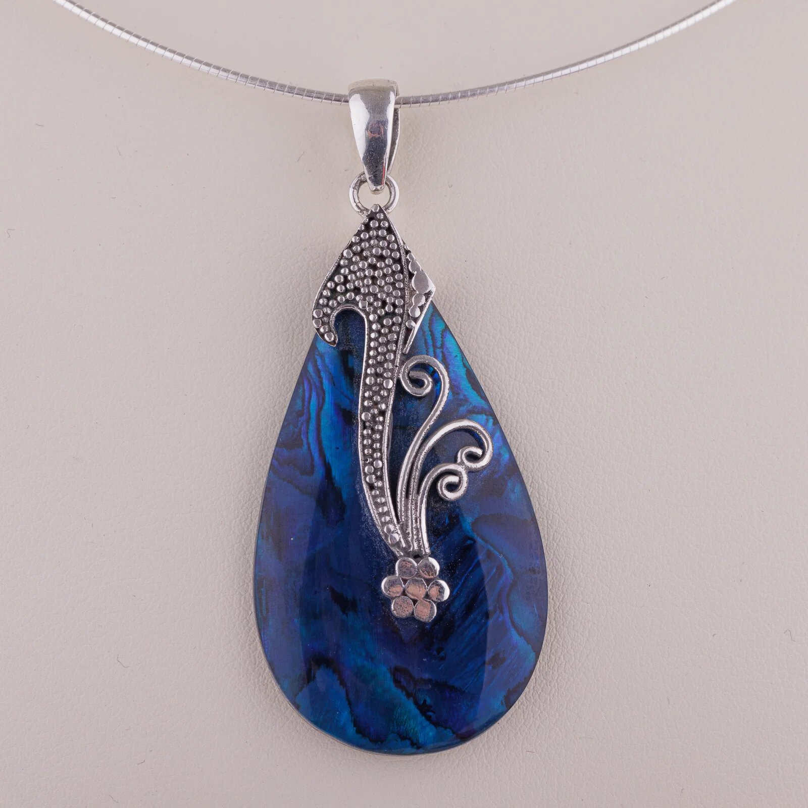 Shopika Pandant oval din scoica naturala paua shell albastra si decoratiune florala din argint 925