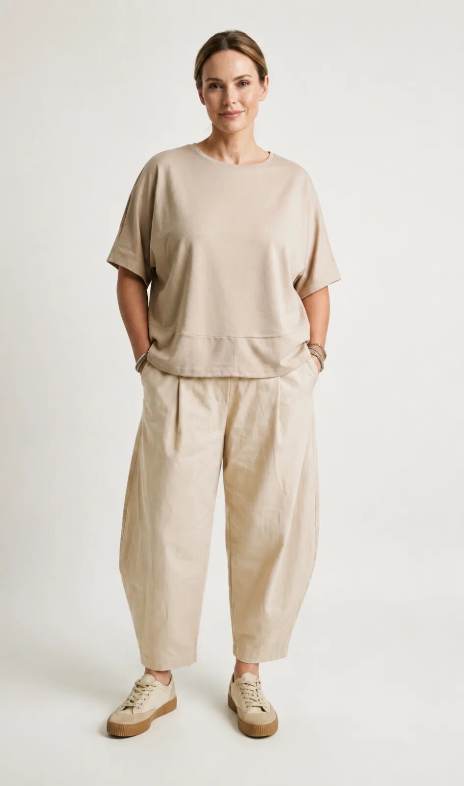 Shopika Pantaloni carrot croiala conica cu pense din tricot vascoza punto milano bej