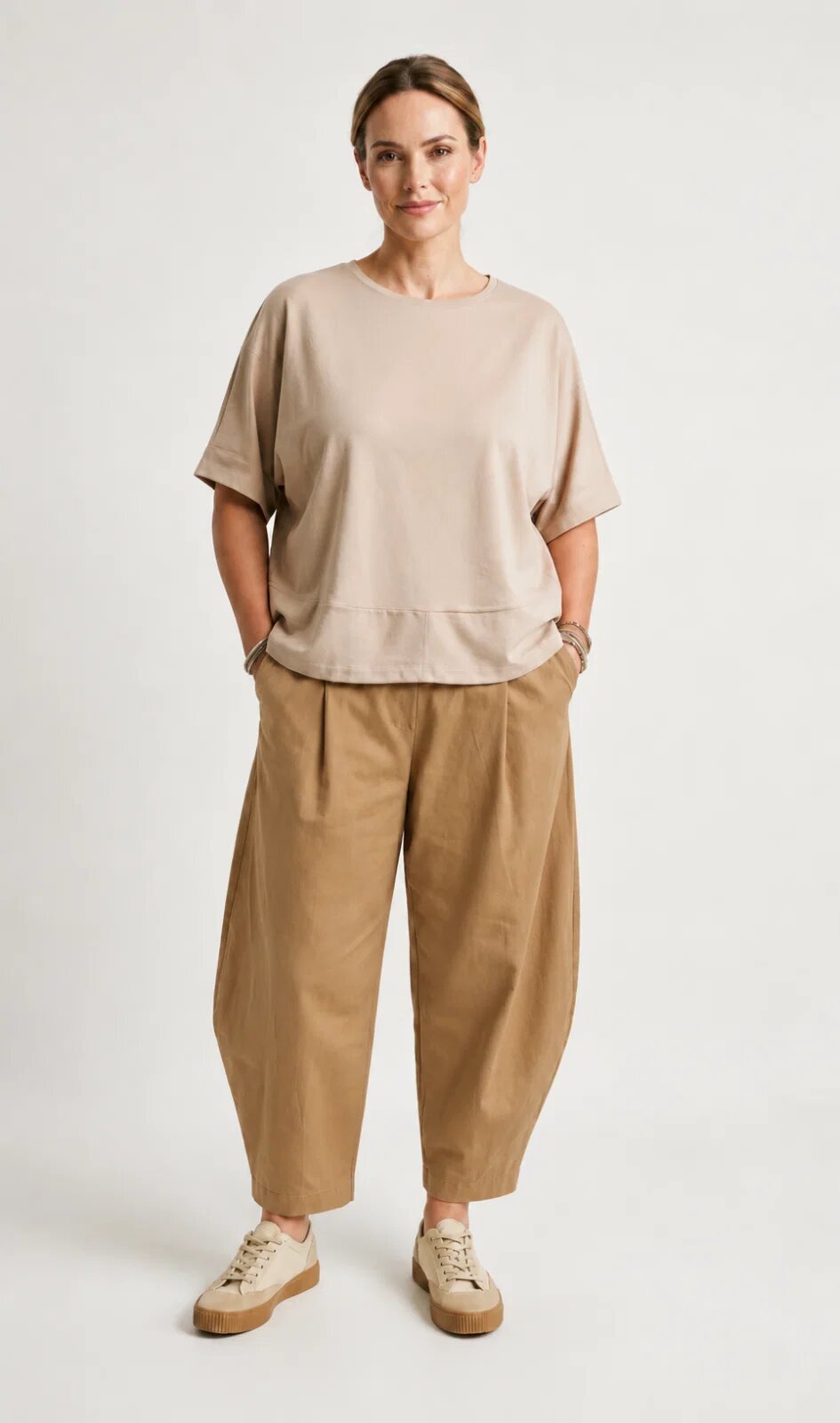 Shopika Pantaloni carrot croiala conica cu pense din tricot vascoza punto milano camel