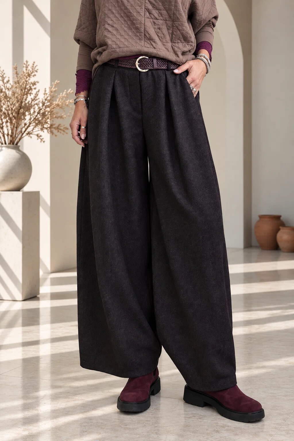 Shopika Pantaloni eleganti cu croi balon pliuri ample si textura pufoasa maro