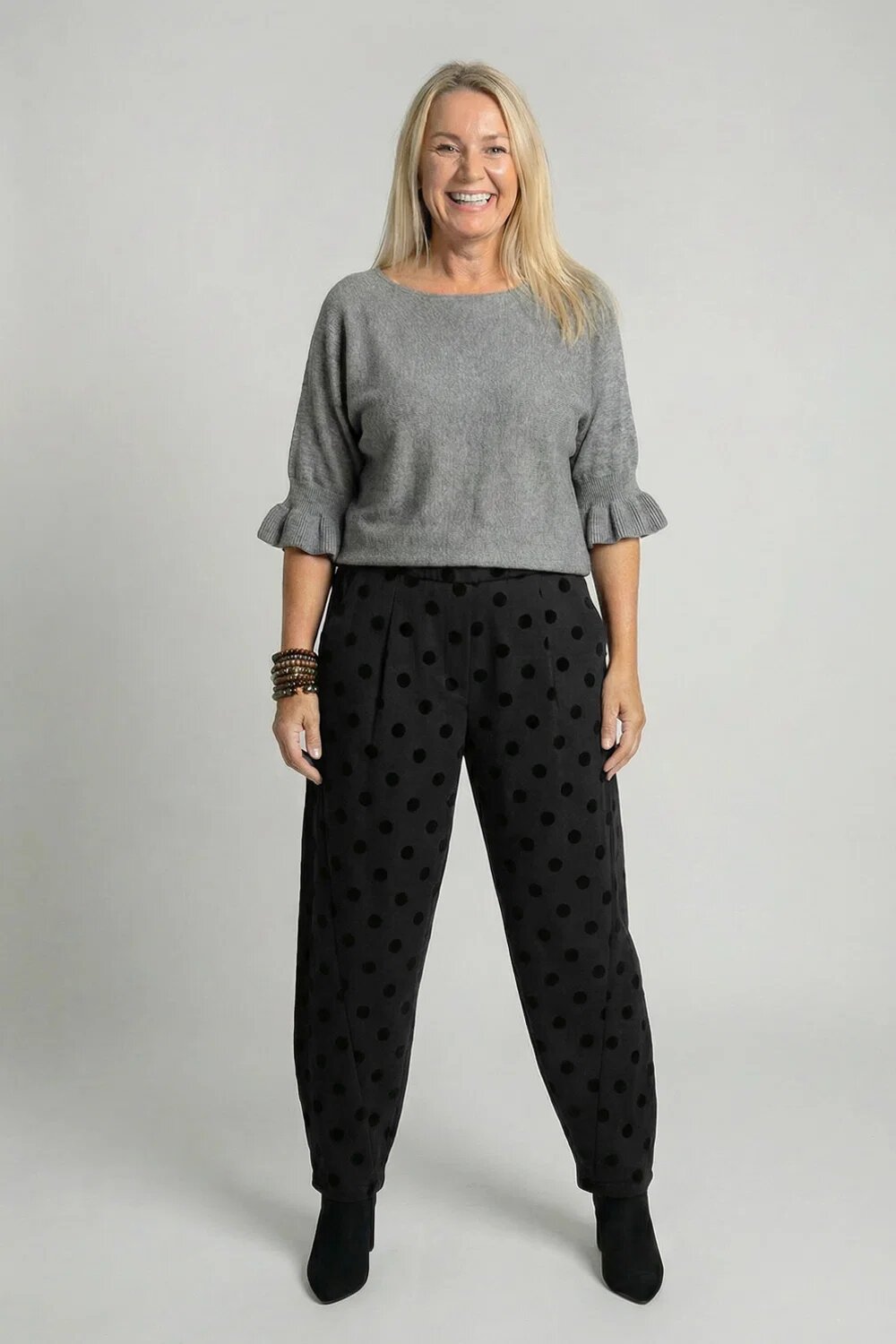 Shopika Pantaloni negri lejeri cu imprimeu buline subtil emosate croi relaxat talie confortabila