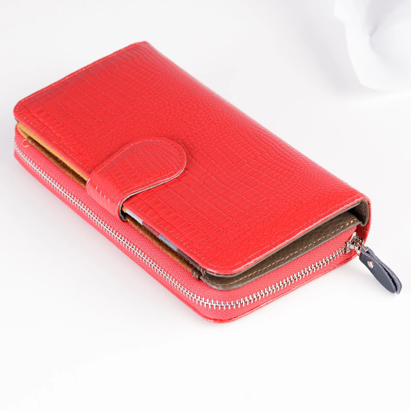 Shopika Portofel din piele naturala lucioasa cu aspect piele de sarpe si prindere cu capsa exterioara rosu