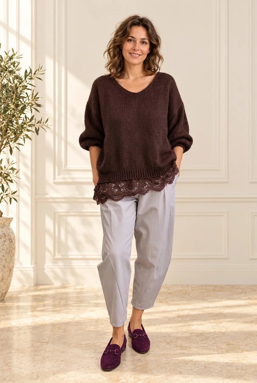Shopika Pulover pufos maro oversize cu dantela pe margini si decolteu in V