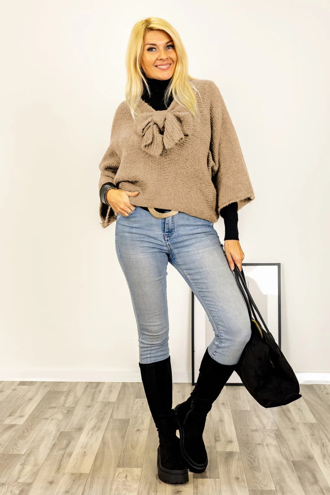 Shopika Pulover reversibil camel oversize cu funda si maneca fluture