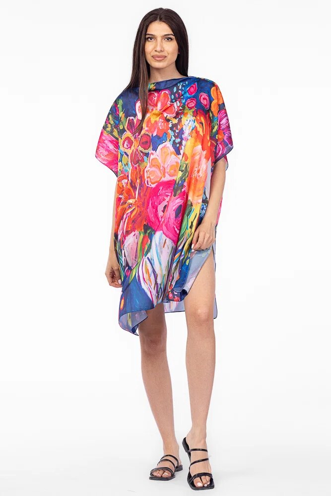 Shopika Rochie de plaja tip poncho din matase cu flori fucsia pe fond albstru