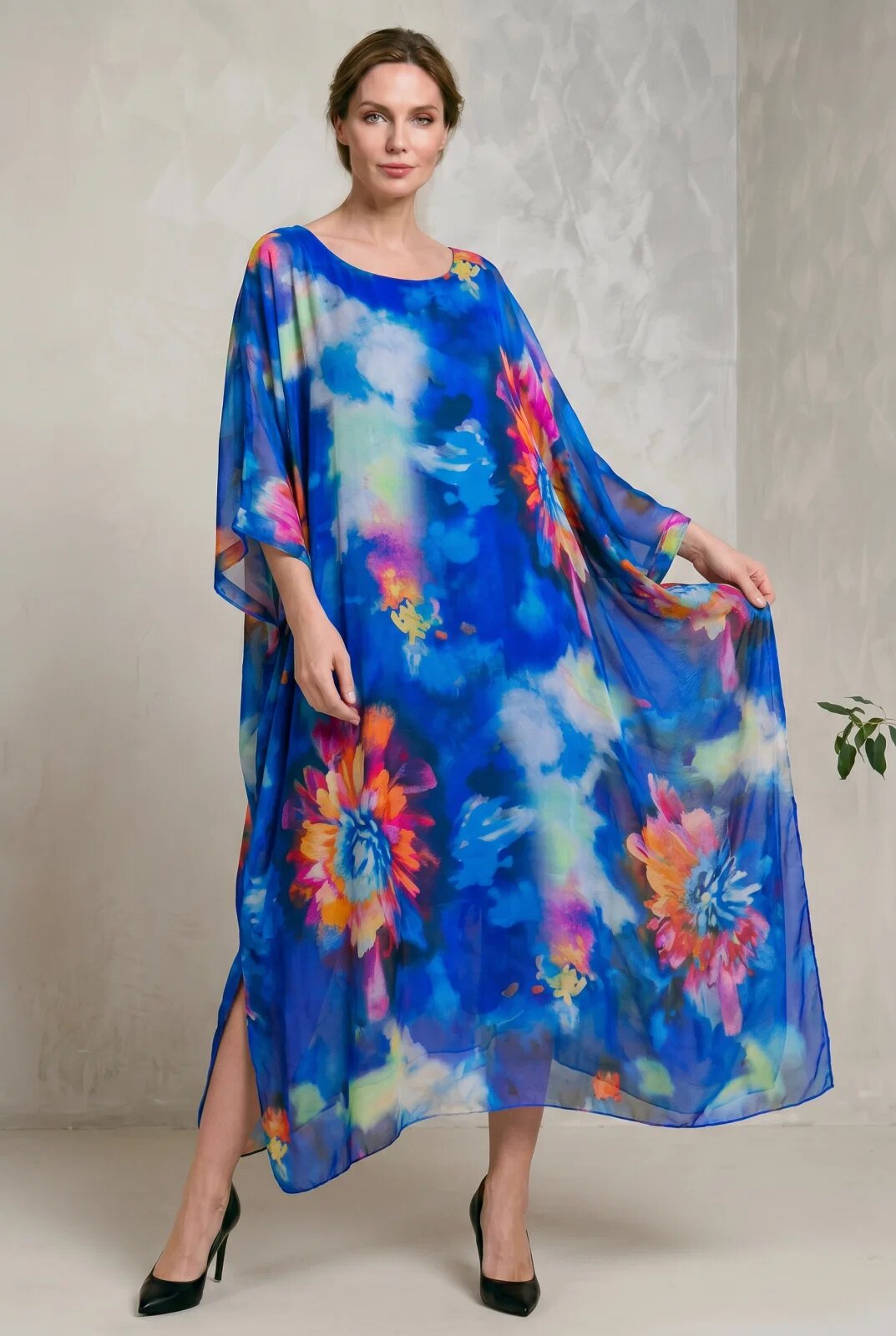 Shopika Rochie lunga din matase vaporoasa croi lejer oversize tip kaftan imprimeu artistic pe fond albastr