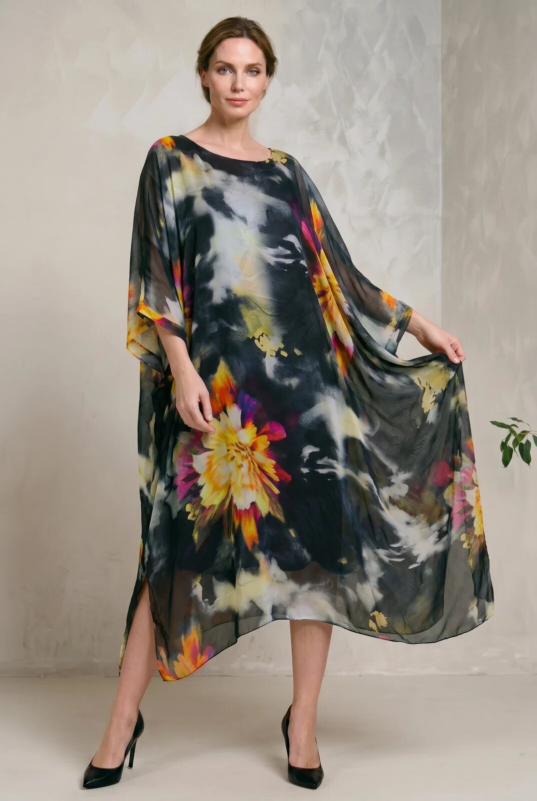 Shopika Rochie lunga din matase vaporoasa croi lejer oversize tip kaftan imprimeu artistic pe fond negru