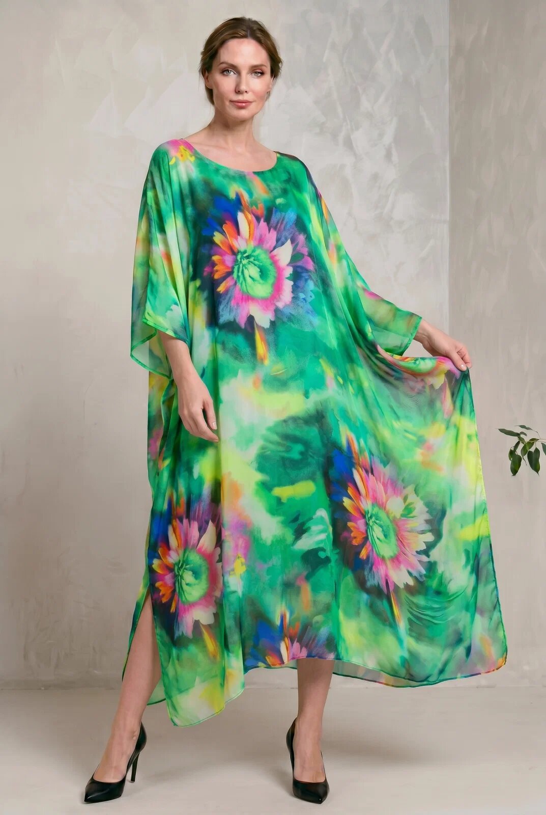 Shopika Rochie lunga din matase vaporoasa croi lejer oversize tip kaftan imprimeu artistic pe fond verde