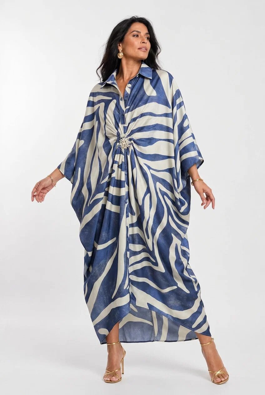 Shopika Rochie maxi tip caftan cu imprimeu grafic albastru bej drapaj si brosa detasabila