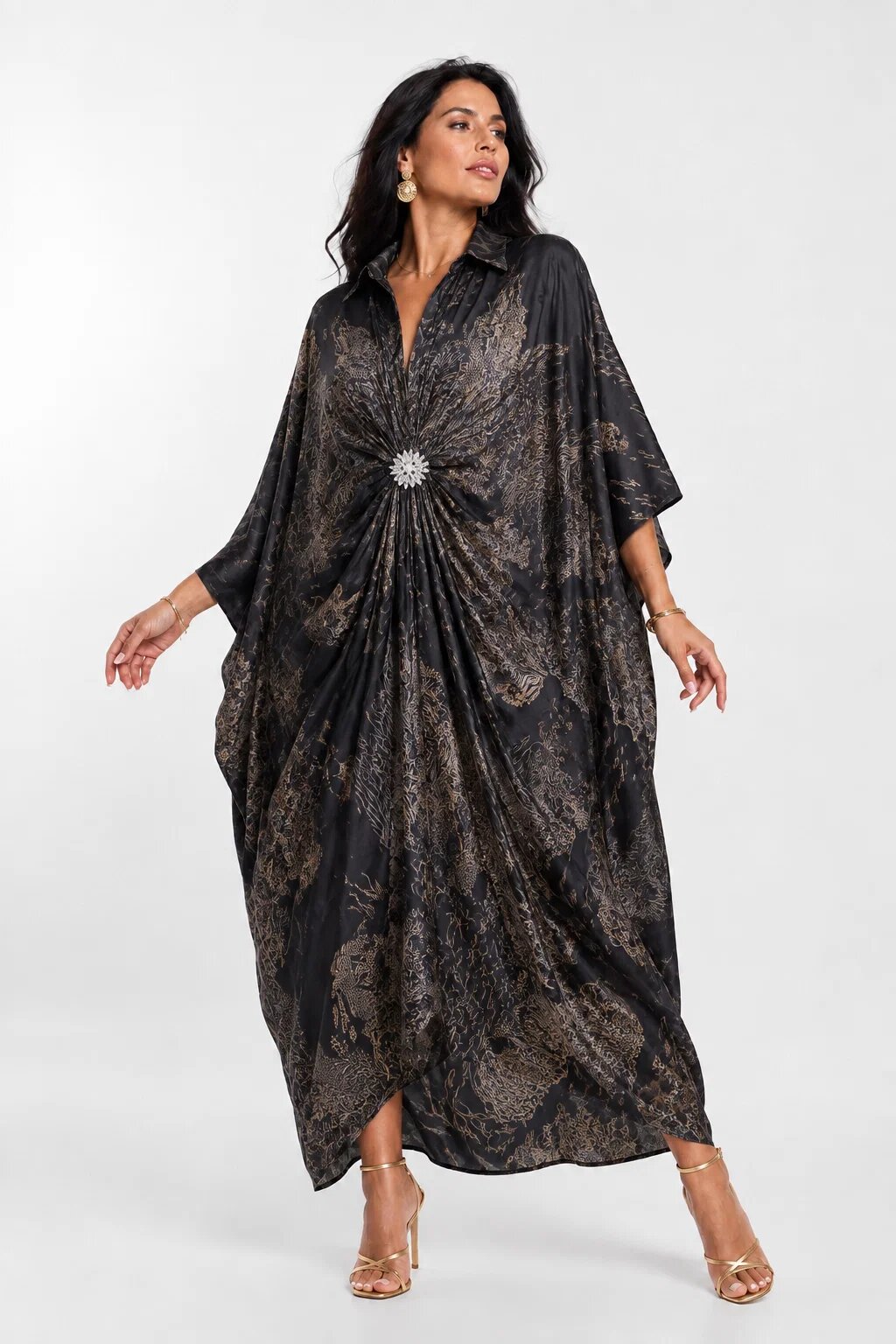 Shopika Rochie maxi tip caftan neagra cu imprimeu grafic bej drapaj si brosa detasabila