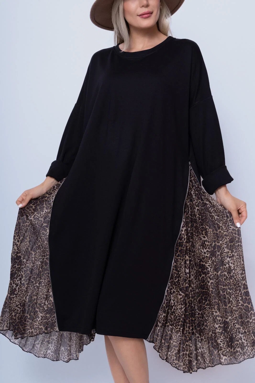 Shopika Rochie neagra midi in colturi cu laterale din voal plisat animal print si fermoare metalice argintii