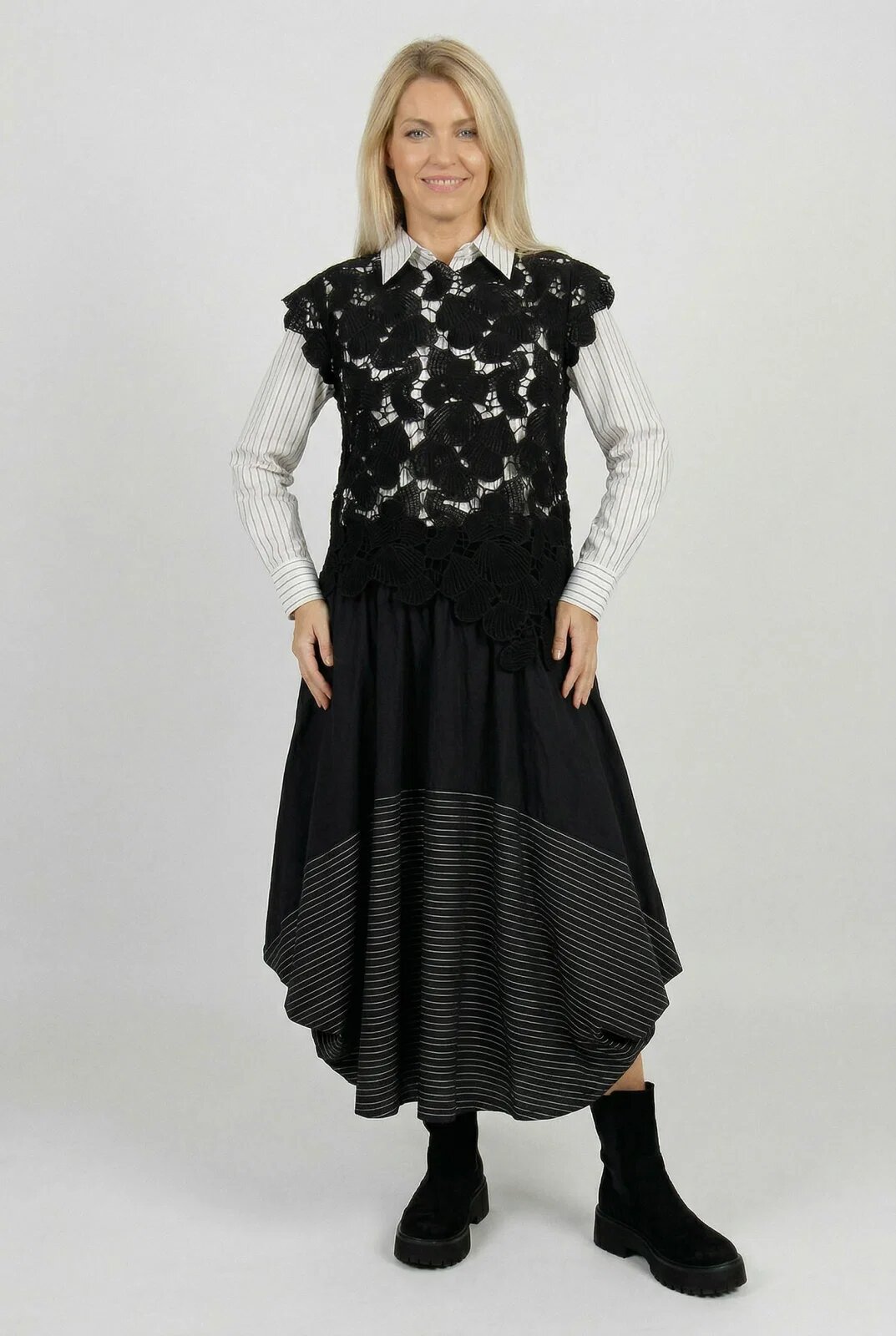 Shopika Romania Fusta midi cu colturi din bumbac neagra cu dungute albe jos