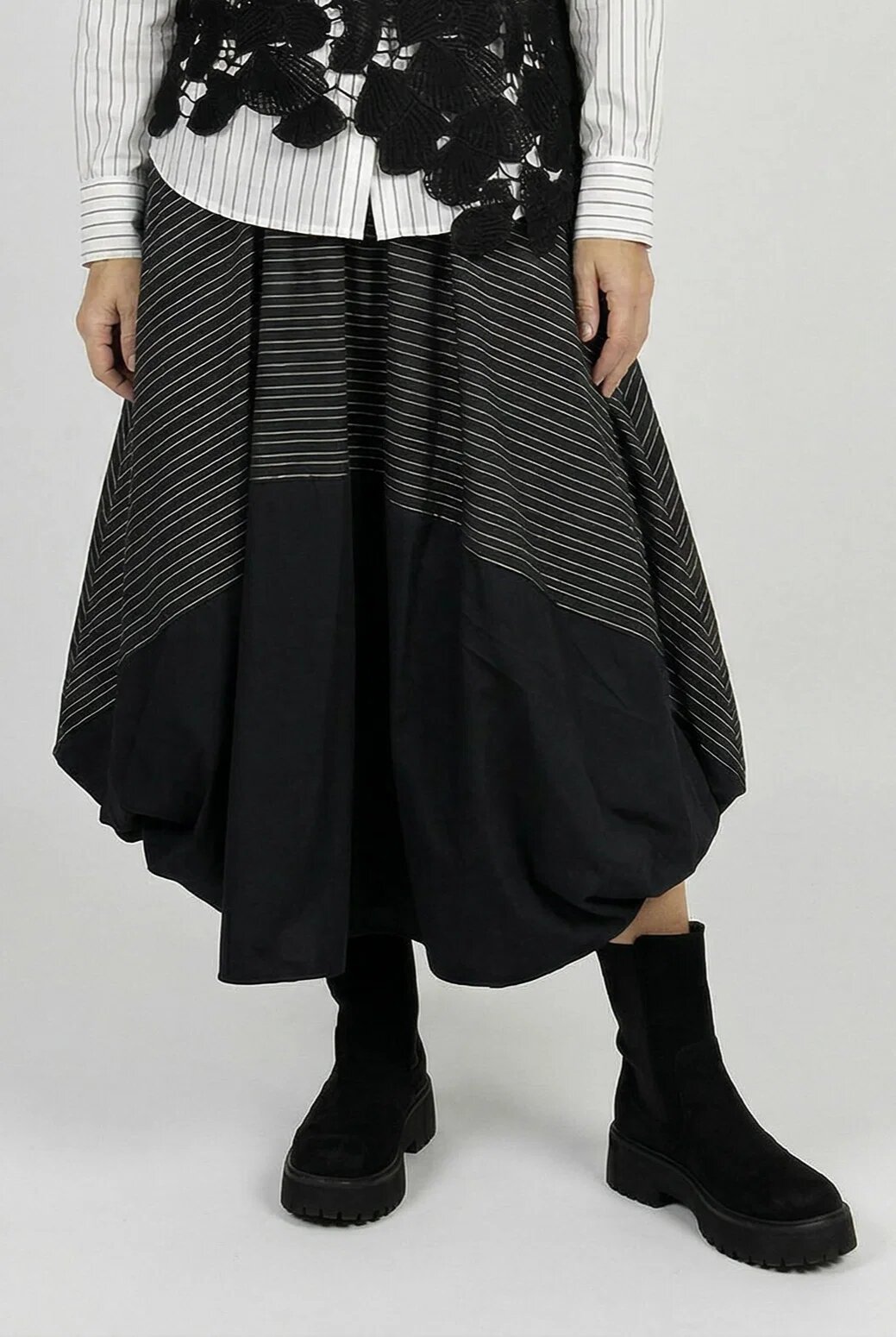 Shopika Romania Fusta midi cu colturi din bumbac neagra cu dungute albe sus