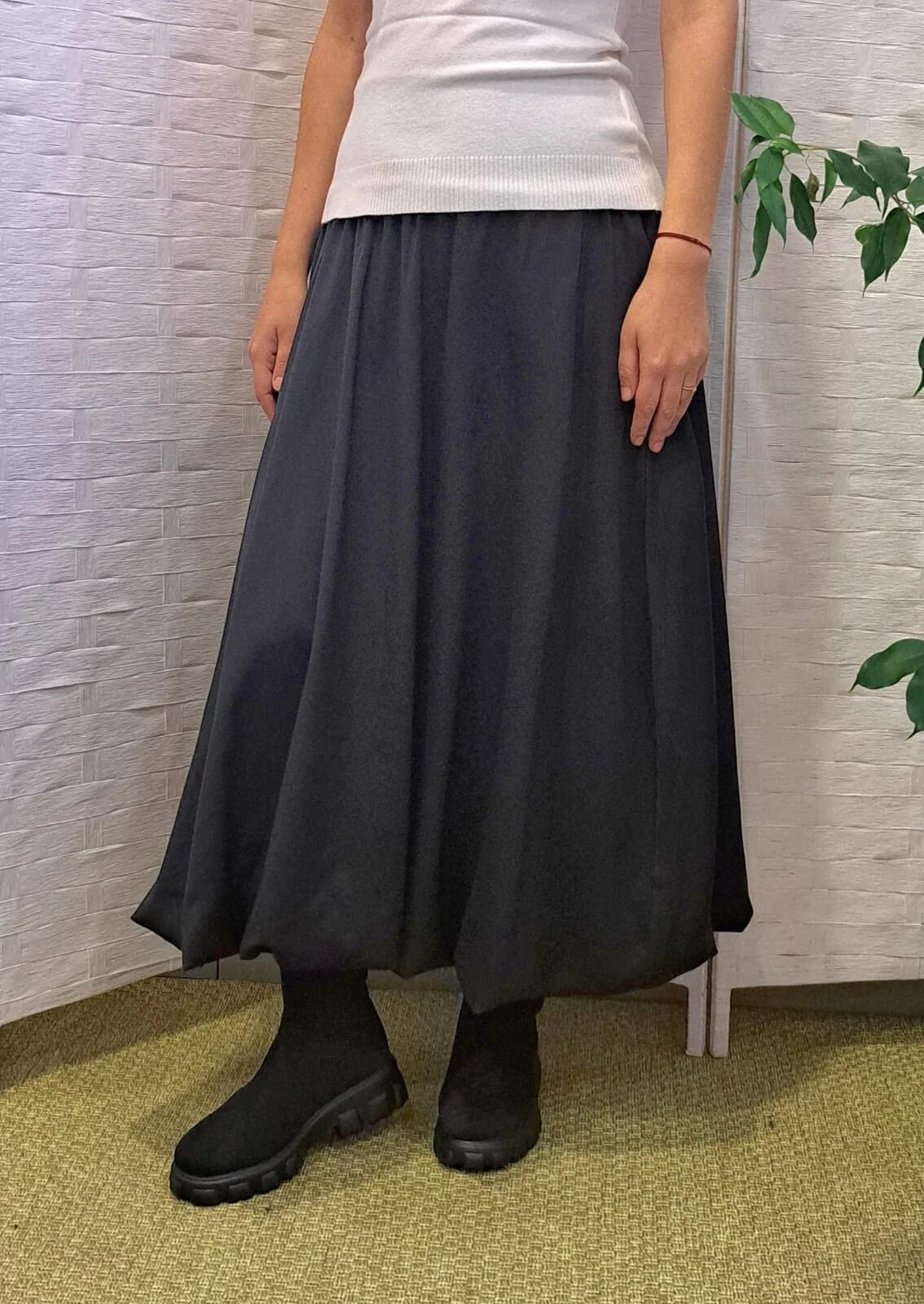 Shopika Romania Fusta neagra midi gogosar material tip rips model elegant si versatil