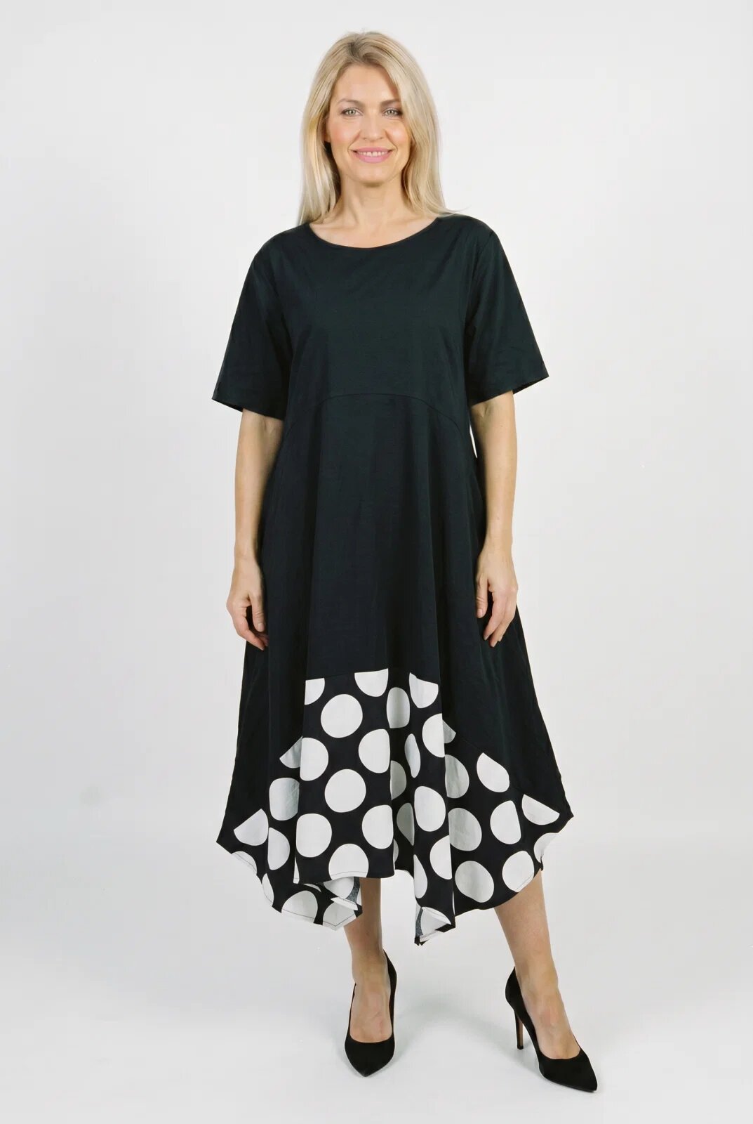 Shopika Romania Rochie midi lejera oversize din vascoza cu croi amplu si colturi neagra cu buline albe