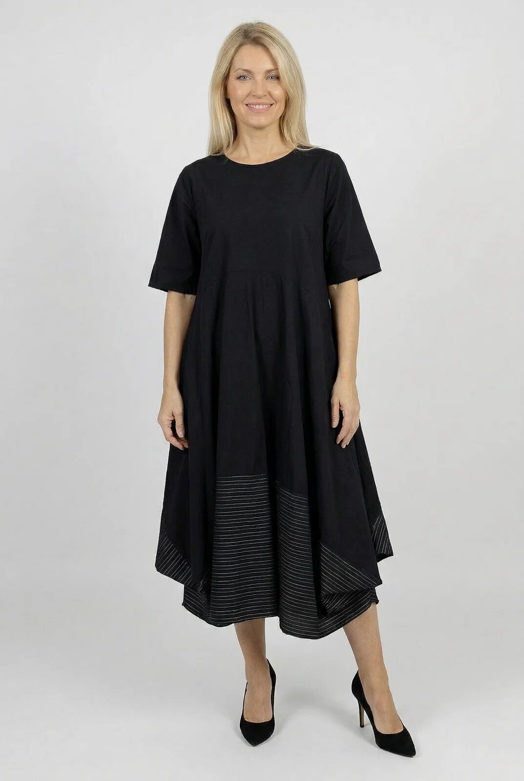 Shopika Romania Rochie midi neagra oversized cu croi amplu si detalii contrastante in dungi la baza