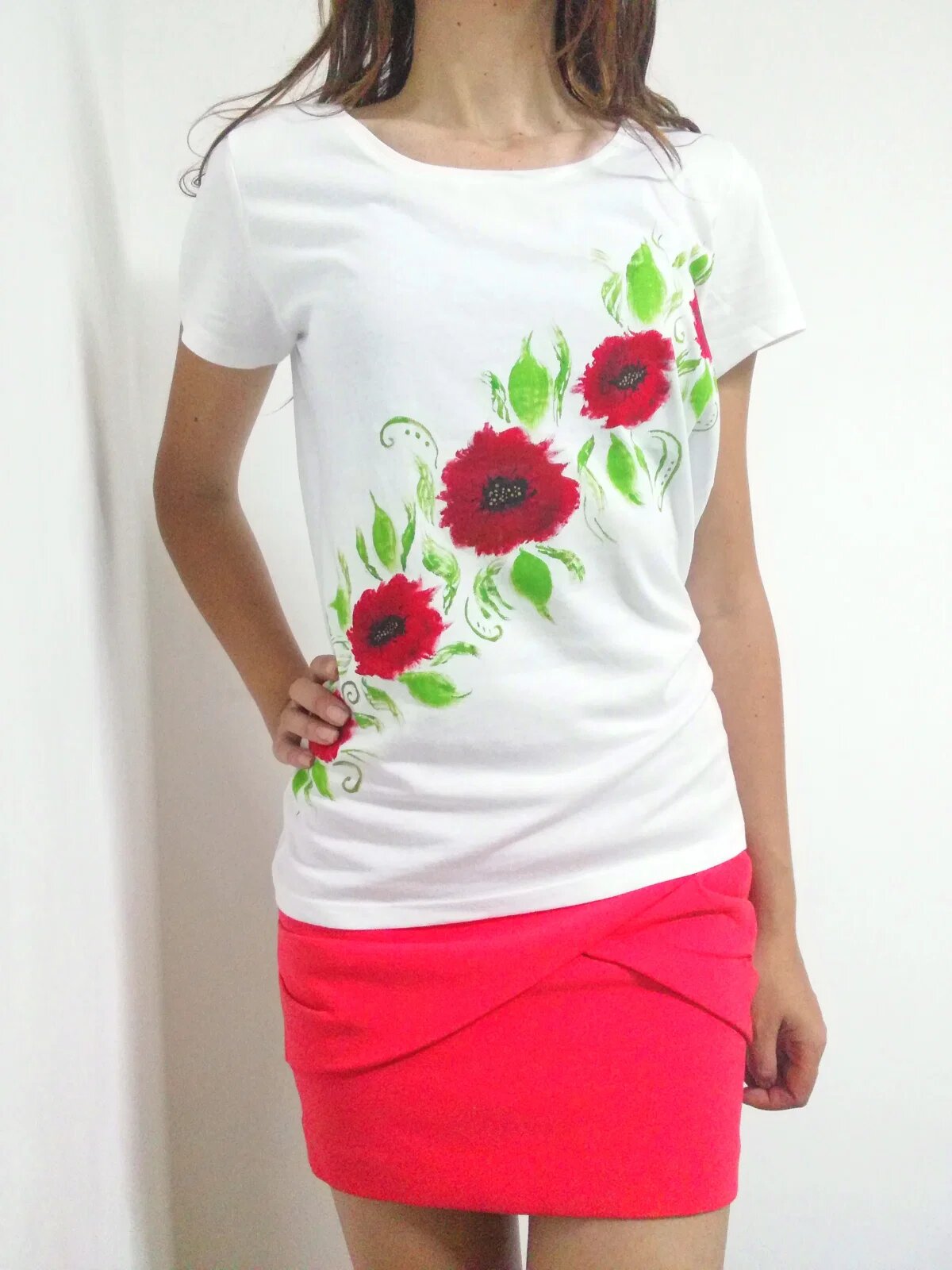 Shopika Tricou alb pictat manual cu maci