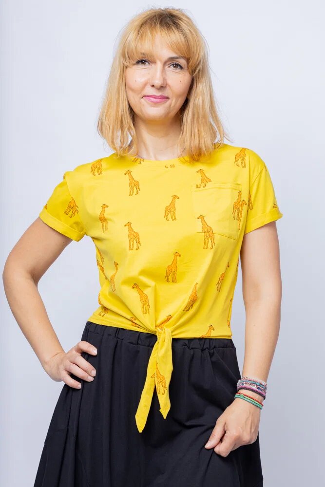 Shopika Tricou scurt galben din bumbac cu nod in fata si imprimeu girafe portocalii