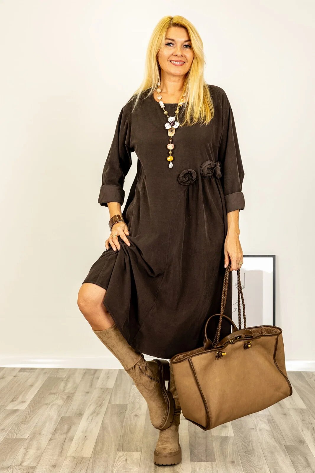 Stella Milani Rochie midi cu taietura oblica si boboci din catifea reiata maro