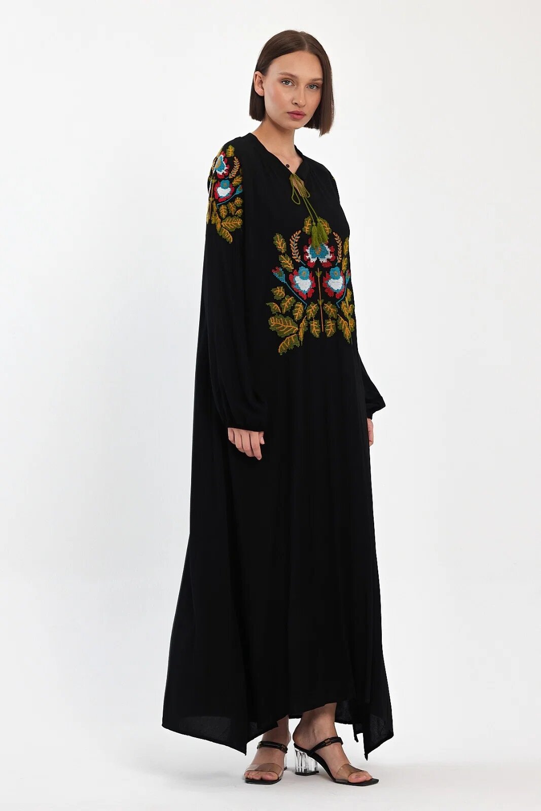 Vale Woman Rochie neagra A-line cu broderie traditionala pe piept si umeri din vascoza