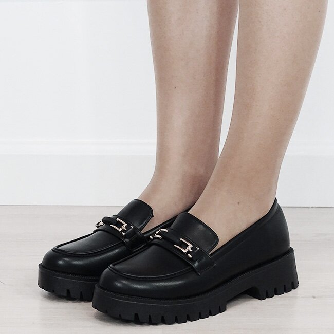 Ideal Shoes Mocasini dama negri tip loafers cu catarama aurie 2870 04