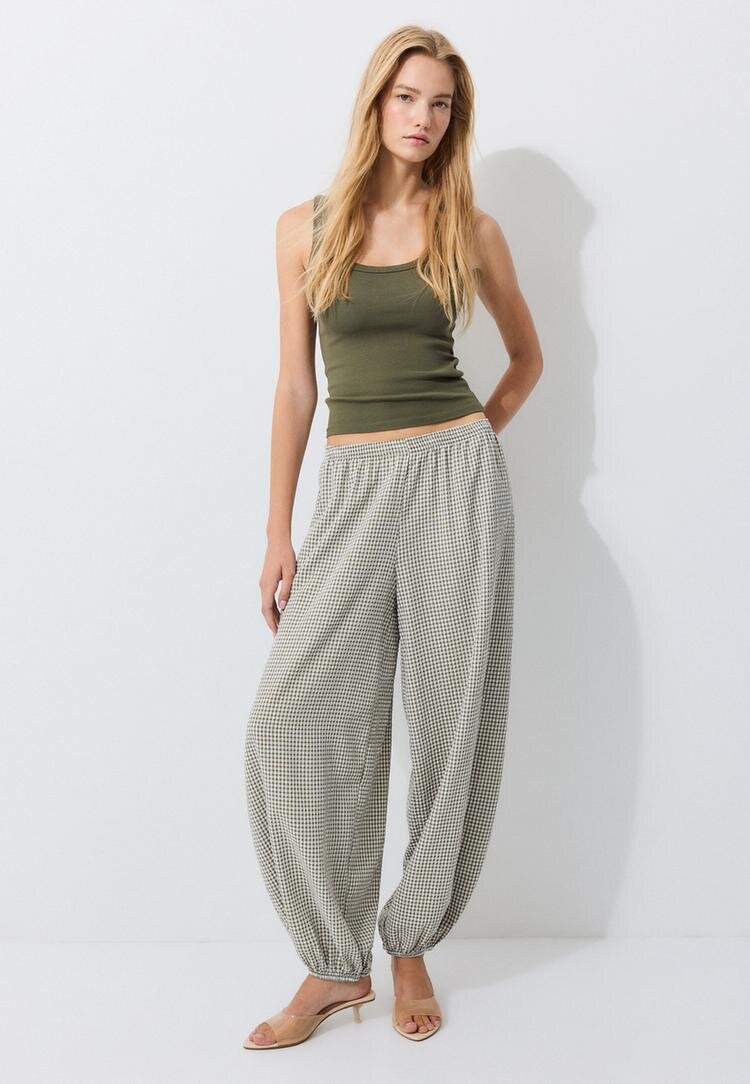 Stradivarius Pantaloni Cu Volum Și Imprimeu În Carouri Kaki Xxs