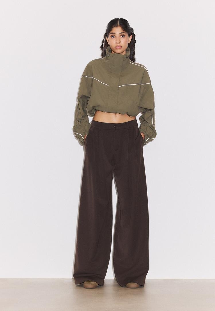 Stradivarius Pantaloni Eleganți Largi Cu Pense Maro 44