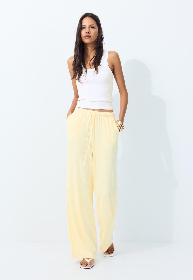 Stradivarius Pantaloni Fluizi Cu Aspect De In Galben Pastel Xs