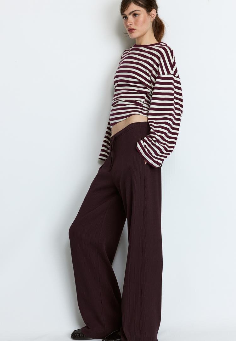 Stradivarius Pantaloni Rib Fini La Atingere Vinete Xs