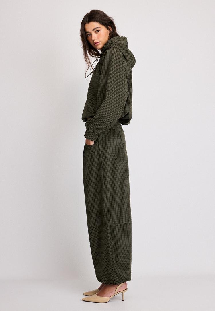 Stradivarius Pantaloni Tip Parachute În Carouri Kaki M
