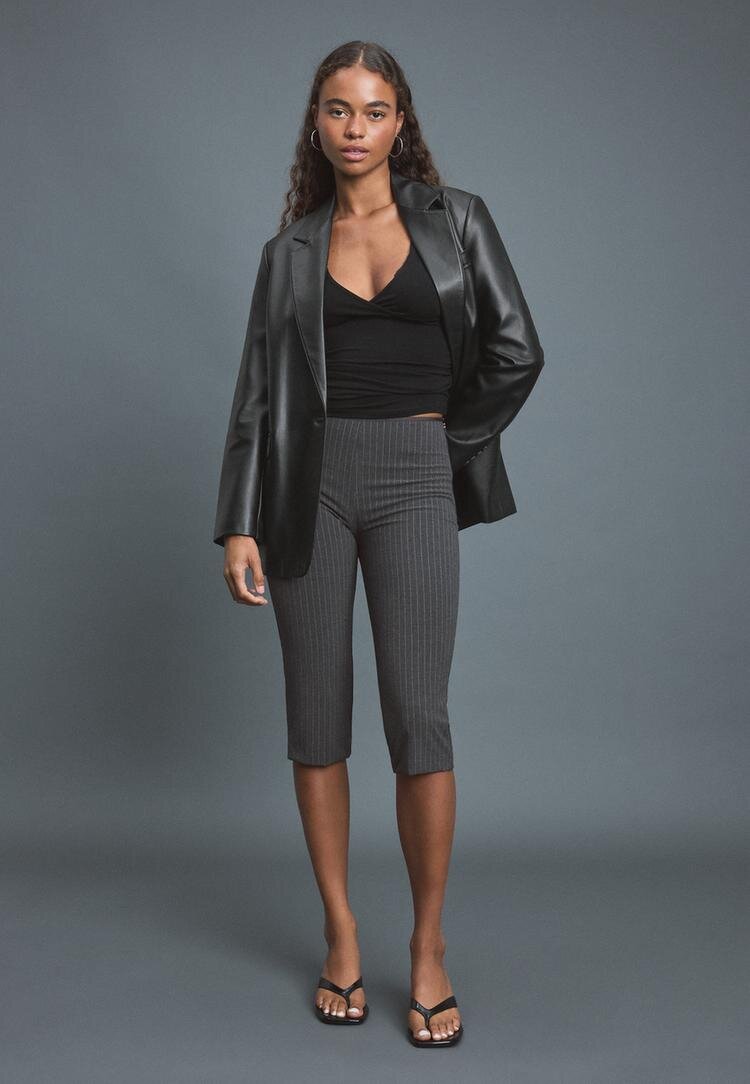 Stradivarius Tricou Cu Tăietură Sub Bust Negru Xs